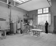858961 Interieur van het atelier van beeldhouwer Paulus Reinhard (Nicolaasdwarsstraat 14) te Utrecht, met rechts de ...